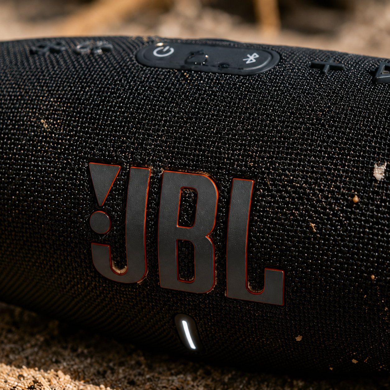 JBL Charge 6 מנגן מוזיקה בטיול או במפגש חברים בחוץ