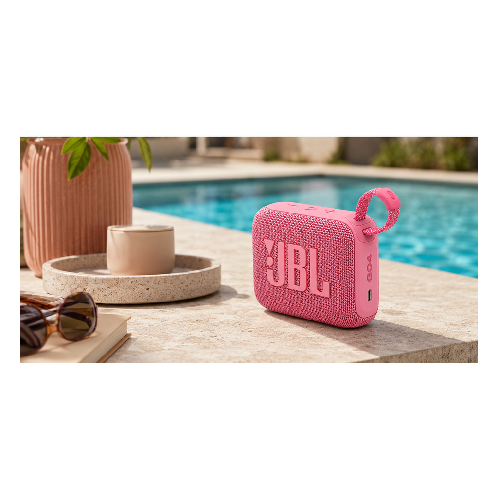 רמקול JBL Go 4 ורוד בשימוש חוץ על שולחן או ליד הבריכה