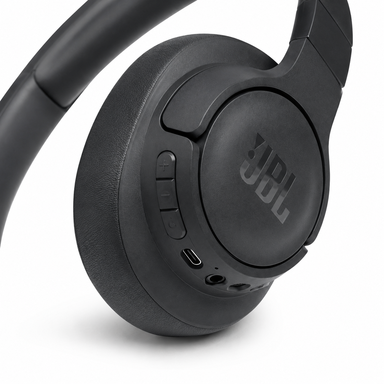 כפתורי שליטה וחיבורי טעינה באוזניות JBL Tune 720BT