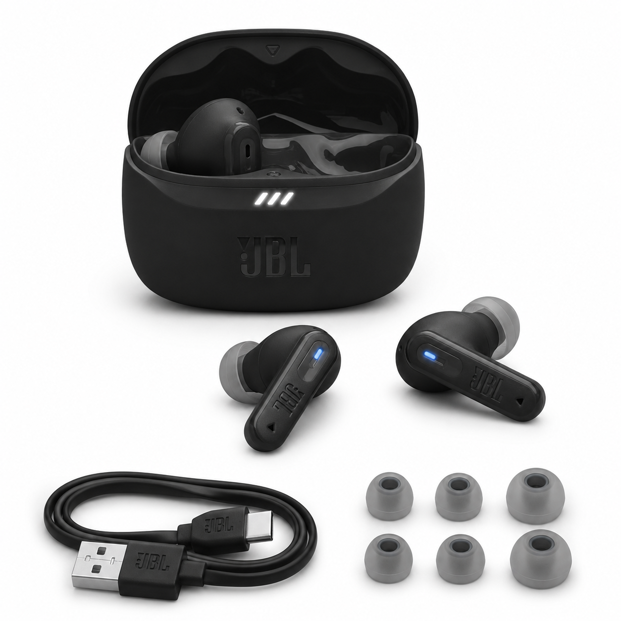 אוזניות JBL Tune Beam 2 לצד נרתיק הטעינה וכבל USB-C